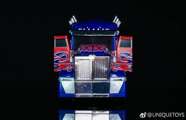 Unique Toys UT R-02 Challenger Action Figure