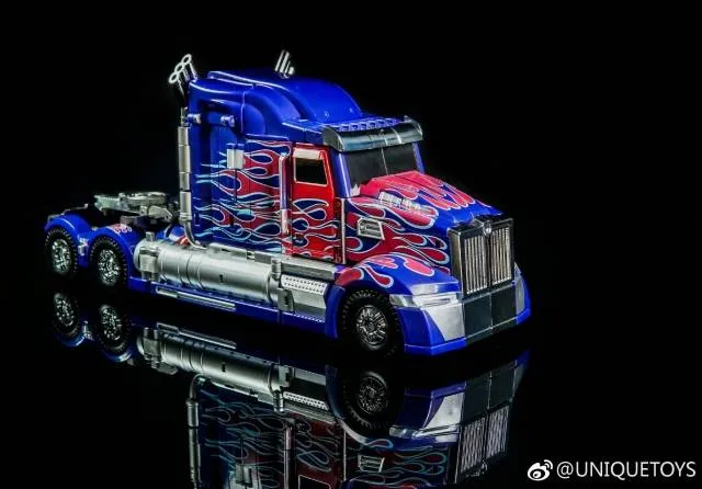Unique Toys UT R-02 Challenger Action Figure